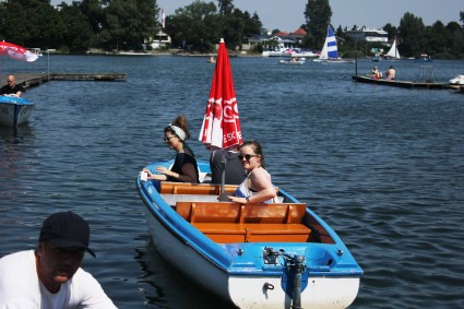 Yvonne (Just Travelous) and Nina (Travelettes) on their electric boat